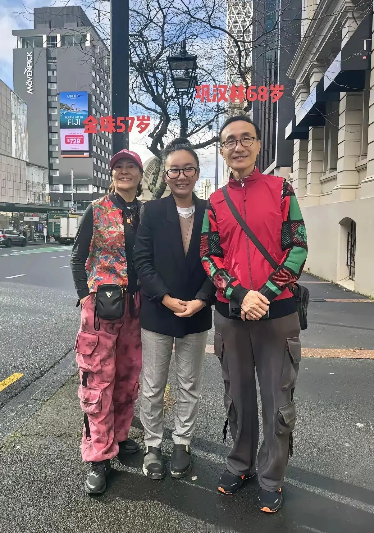 是巩汉林和媳妇金珠在新西兰街头的情景，快70岁的巩汉林看着还那么年轻，而老婆金珠