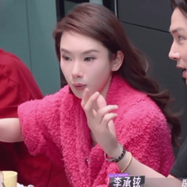 戚薇的眼睛是被人恶意P图了吗？这也太吓人了吧！整个眼角都被吊起来了！

而很多看