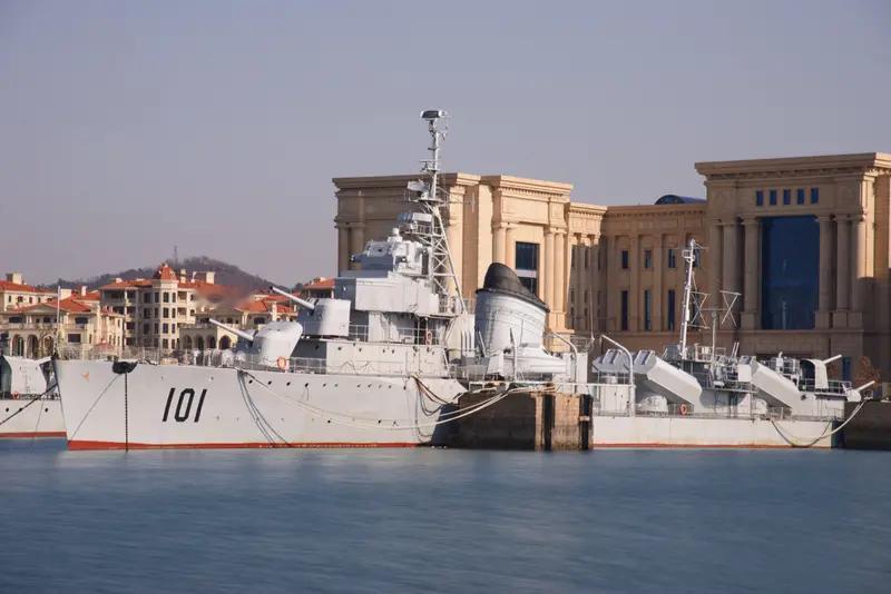 青岛不愧是魅力海滨城，最近好多人从各地赶来感受海军发展。这座城市就像黄海之滨的明