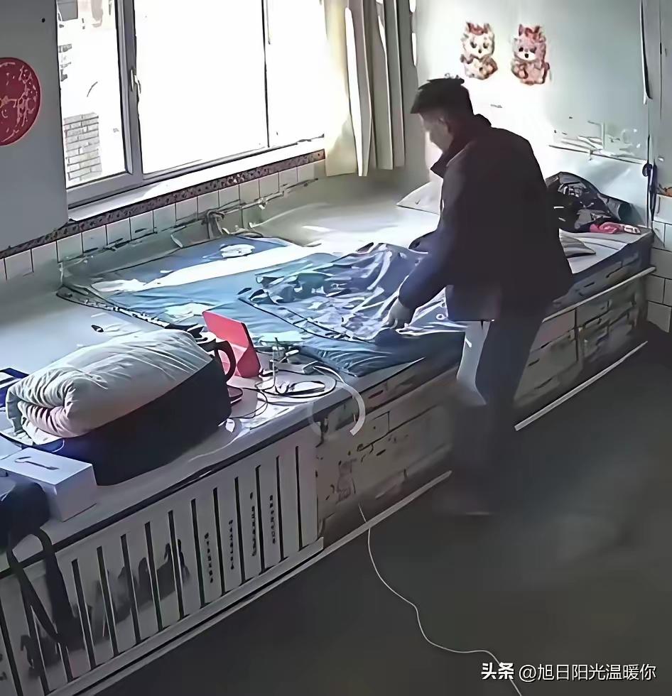 辽宁男子在天津打工。父母已去世，他还是开车回到老家过年了。打扫院子，收拾屋子，贴