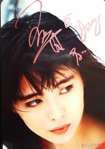 王祖贤美照📽️
红裙一穿，长发一扬，
这哪是照片啊，是把“风情”焊在镜头里了。