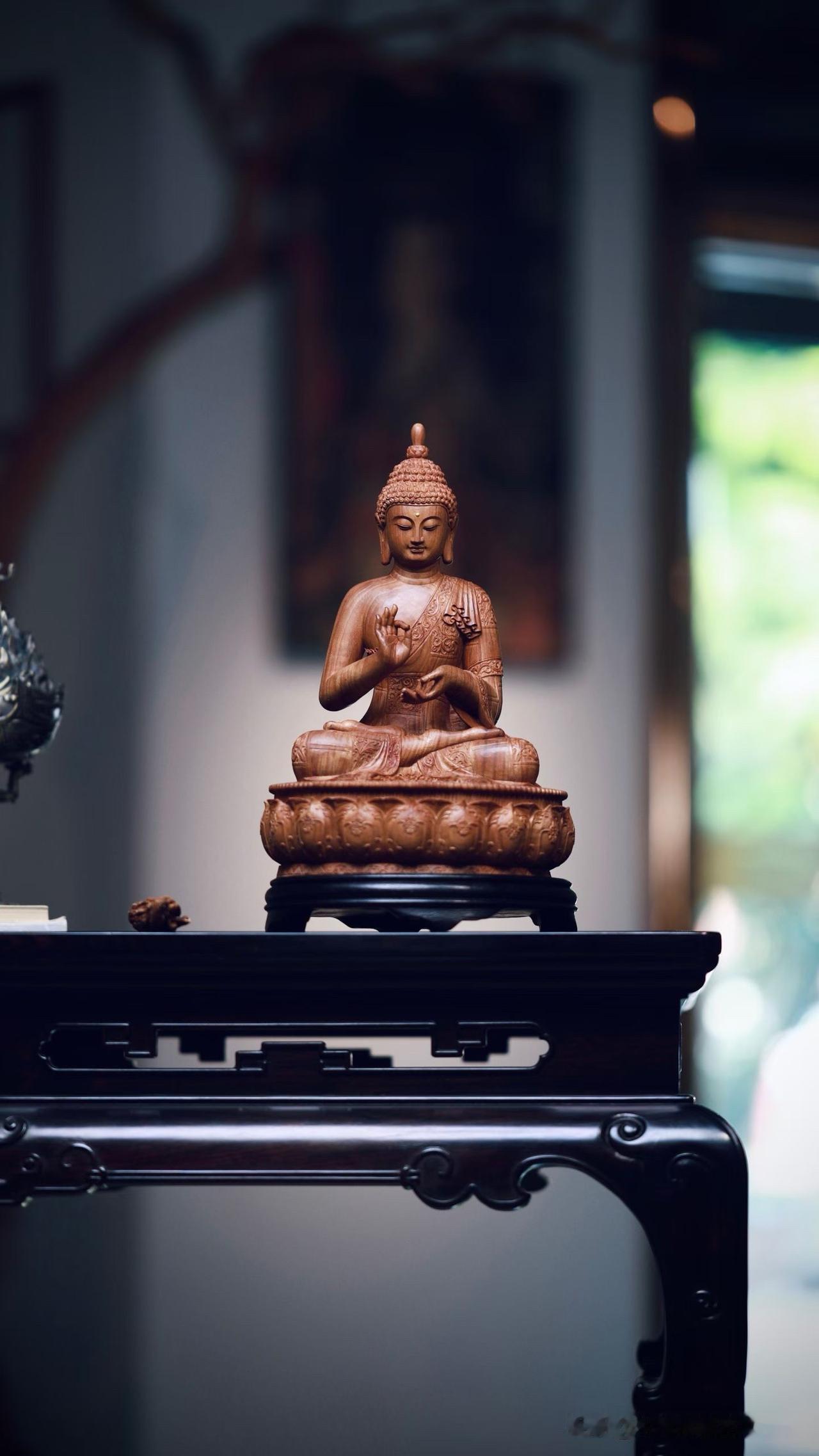 一尊说法像，静静安放，便让空间多了一份安定。

老山檀黑肉沉水料温润醇厚，木香悠
