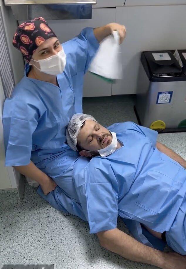 巴西丈夫陪妻子进产房，分娩瞬间突然晕倒，女护士还得照顾他 