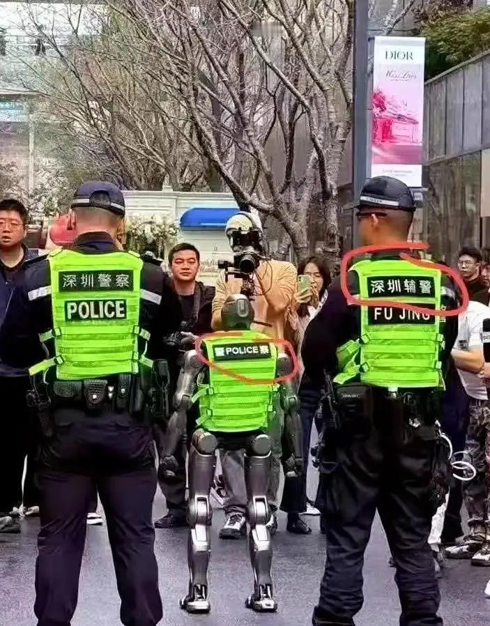 随着机器人警察与AI技术在警务领域的应用愈发广泛，辅警是否会被替代成了备受瞩目的