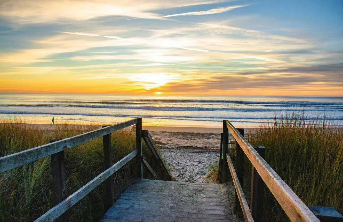 【这里是美国】漫步在加州的沙滩上，将沐浴在金色夕阳下的闪光之海尽收眼底！旅游旅游