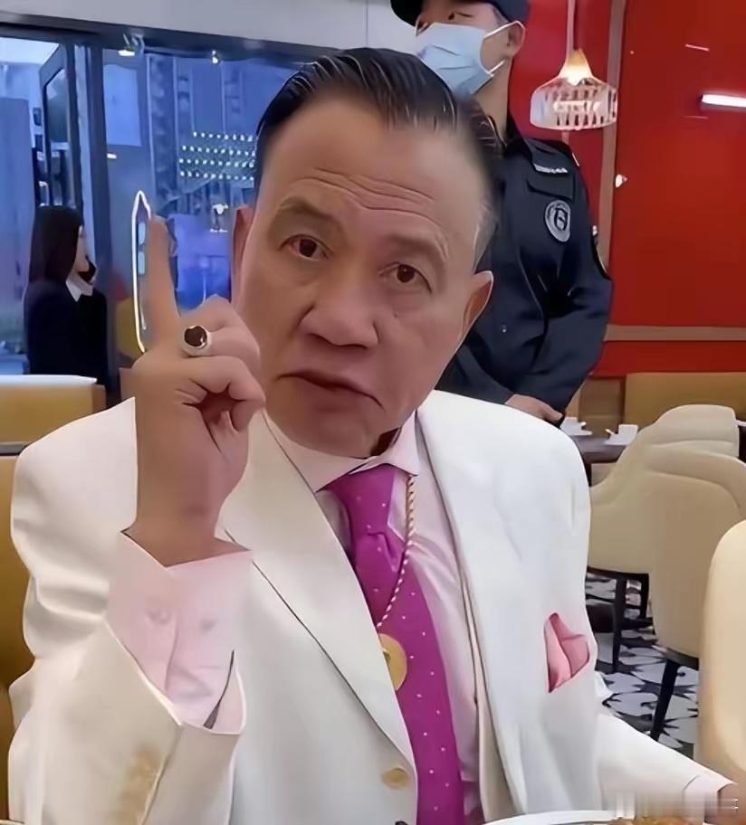 68岁的万梓良，在县城商场的简易舞台上唱一场商演，能挣15万，可他抠门到只给自己
