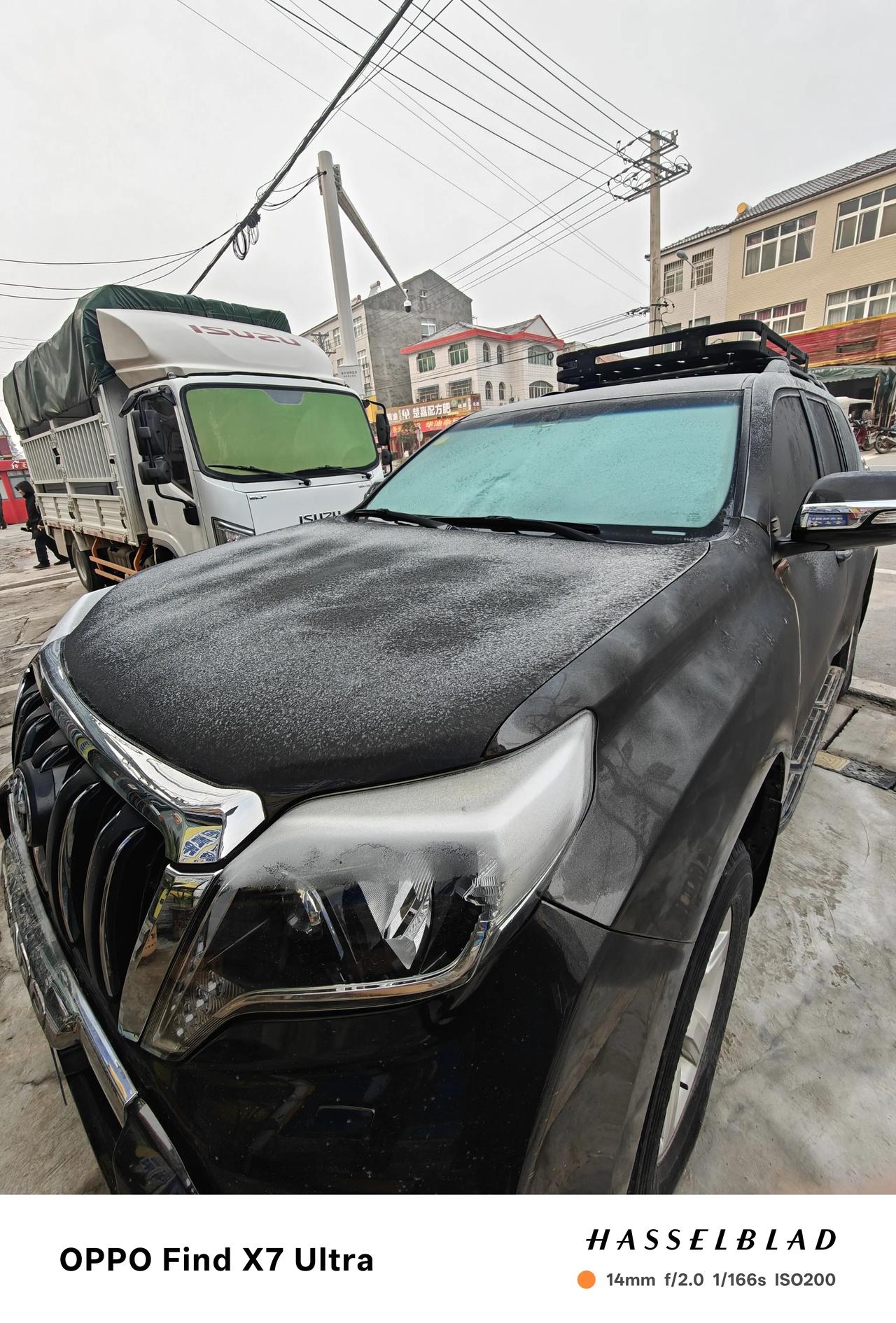 春风摇绿柳！
早安！
新年
第二天，
村野里
寒气更深。
田头
路边上，
残雪
