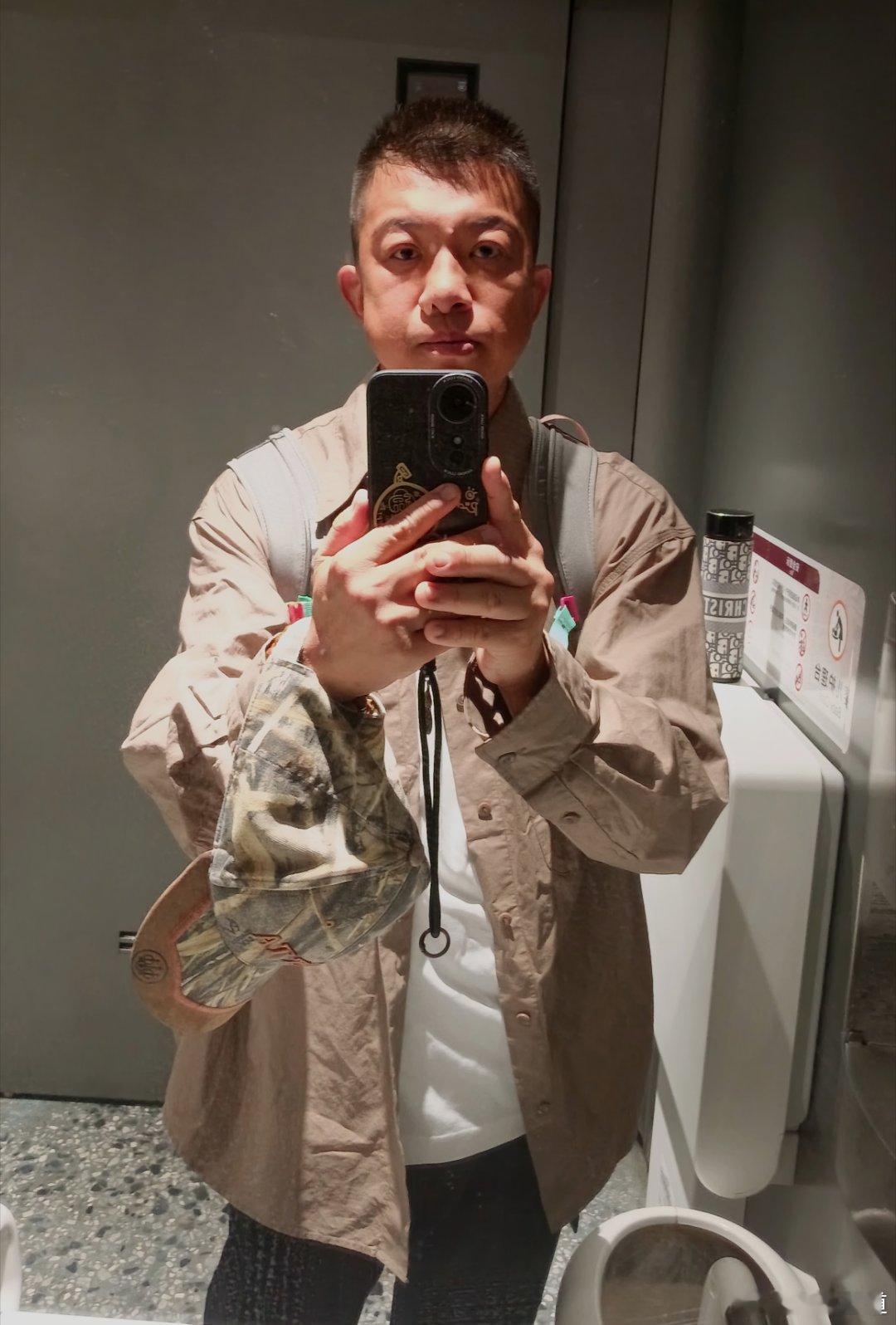 你从镜子里看到的自己和别人看到的你 是不一样的。自己看自己总会觉得帅一点。 