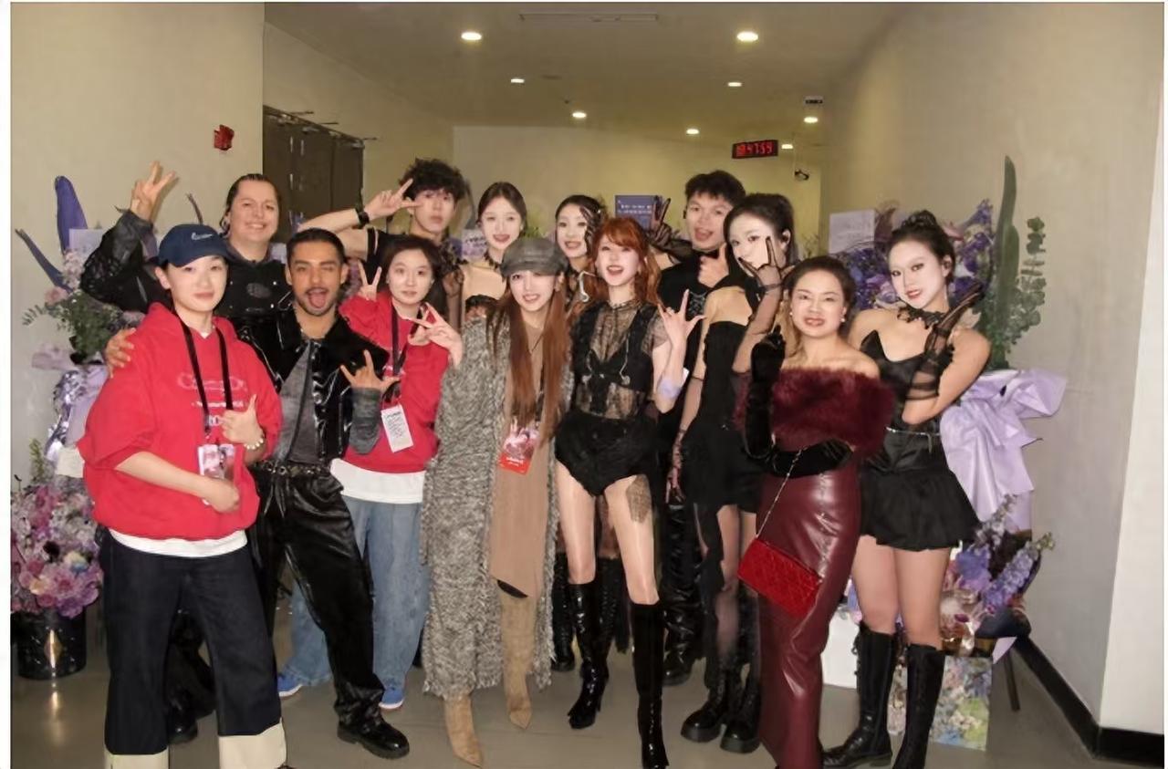 赵露思妈妈颜值也好高啊！
赵露思生日演唱会后，妈妈也出现在后台，她一袭酒红色连衣