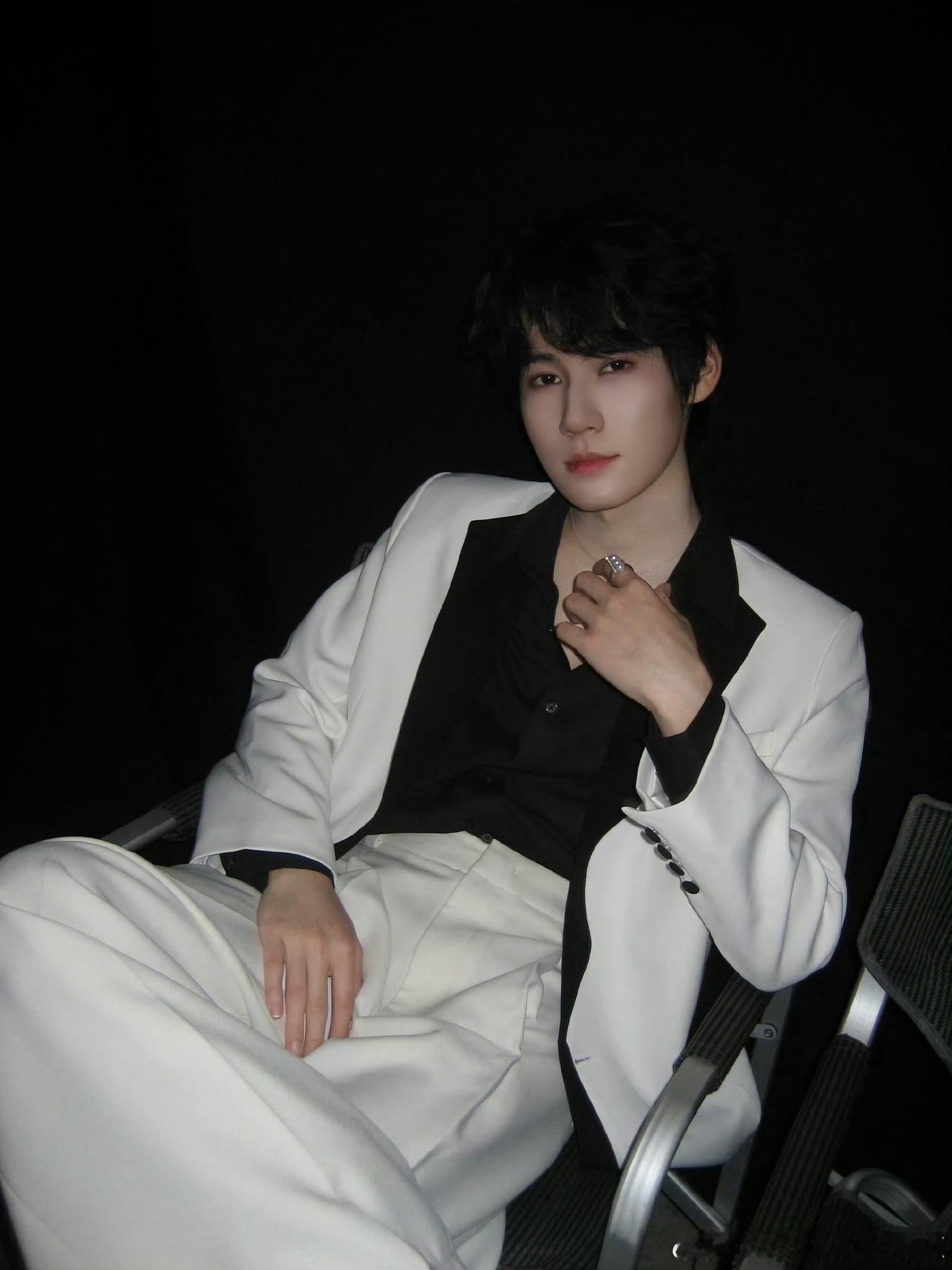 张真源 in TASAKI一组晚安照分享，珍珠衬托温润气场～ 