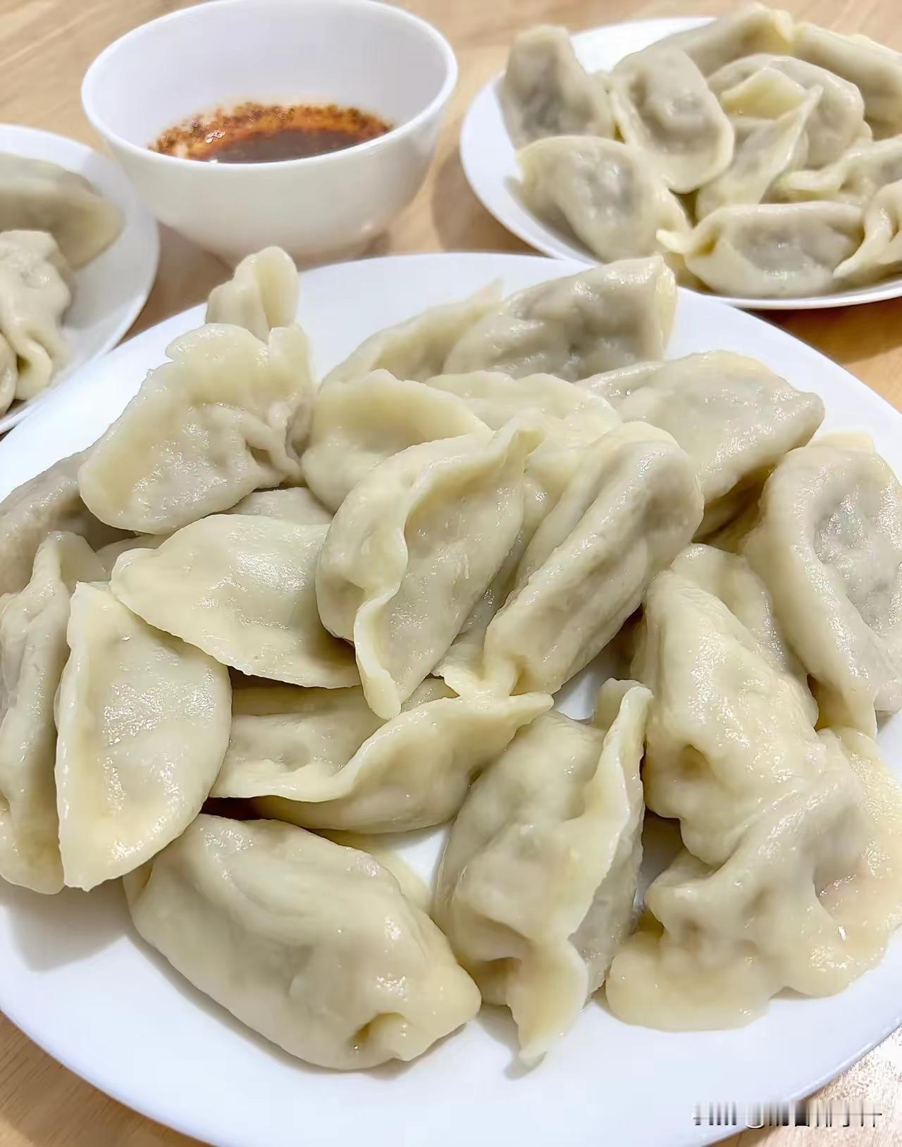 婆婆包的饺子
每次上完夜班回家
婆婆总会煮上一碗热气腾腾的饺子
清一色是荠菜馅的