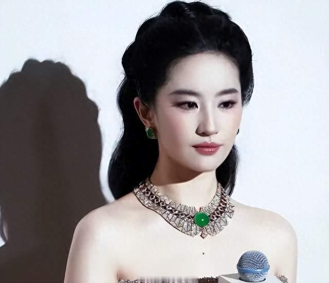 一张合照引热议，刘亦菲裁图风波发酵，品牌方回应揭开背后原因