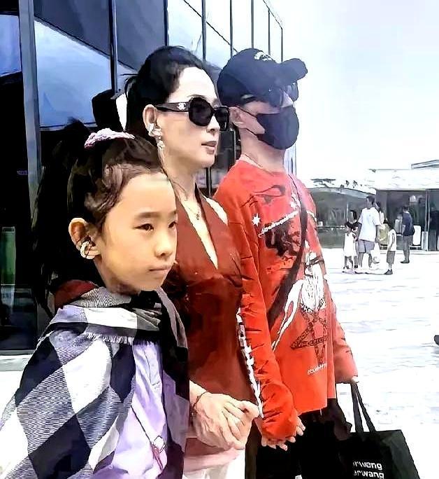 汪峰在三亚把自己裹成粽子，旁边的森林北却恨不得把泳衣当常服，这俩人到底谁更没安全