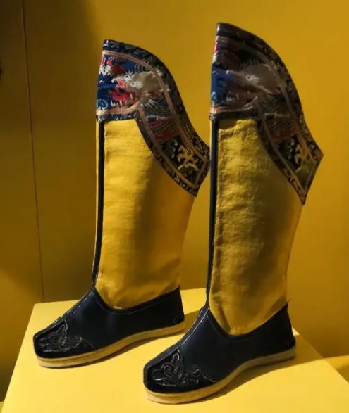 浅析古代鞋子的变迁
鞋子，对人类实在是太重要了。
在茹毛饮血的年代，先民每日为了