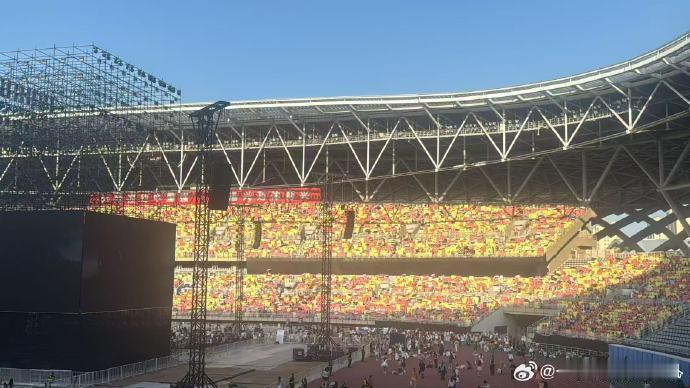 朱志鑫徐州day2黄海朱志鑫二周年黄海全景灯牌图奔赴二周年之约，棍丝用整片黄海给
