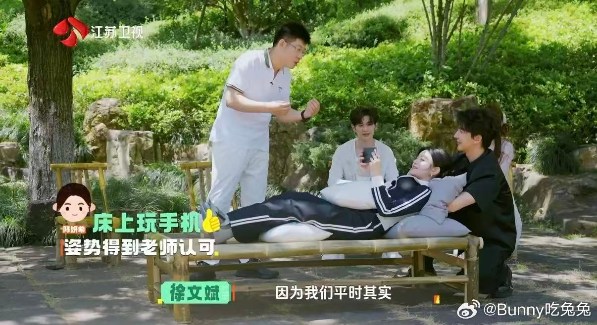 被陈妍希床上玩手机姿势种草了陈妍希床上玩手机姿势居然这样护颈小妙招被陈妍希带火，