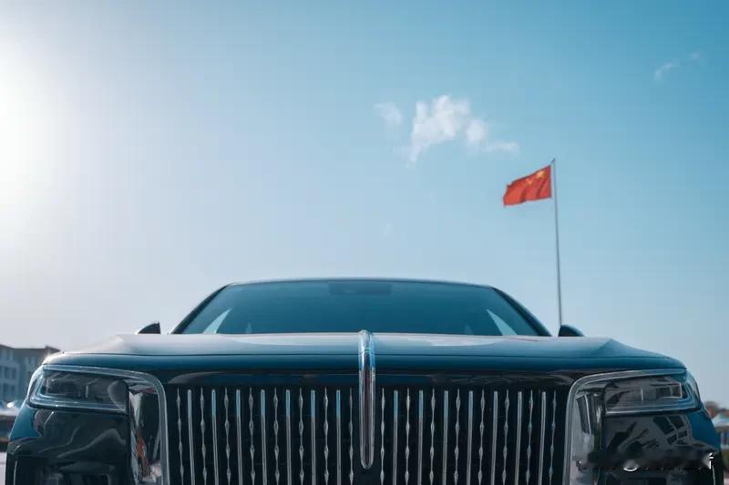 潮汕乡间上演暖心一幕：父亲征用儿子新提的国产豪车，专程开往祠堂向祖先报喜。这位朴