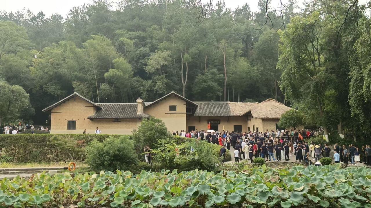 拍人像总要引导表情、调整姿势，拍完还要反复纠结状态。拍风景就自在多了，往那儿一站
