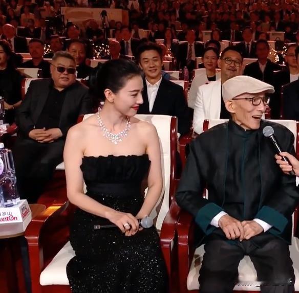 真女神从来就不需要医美！44岁高圆圆出席北京国际电影节，一身黑色礼服高贵又优雅，