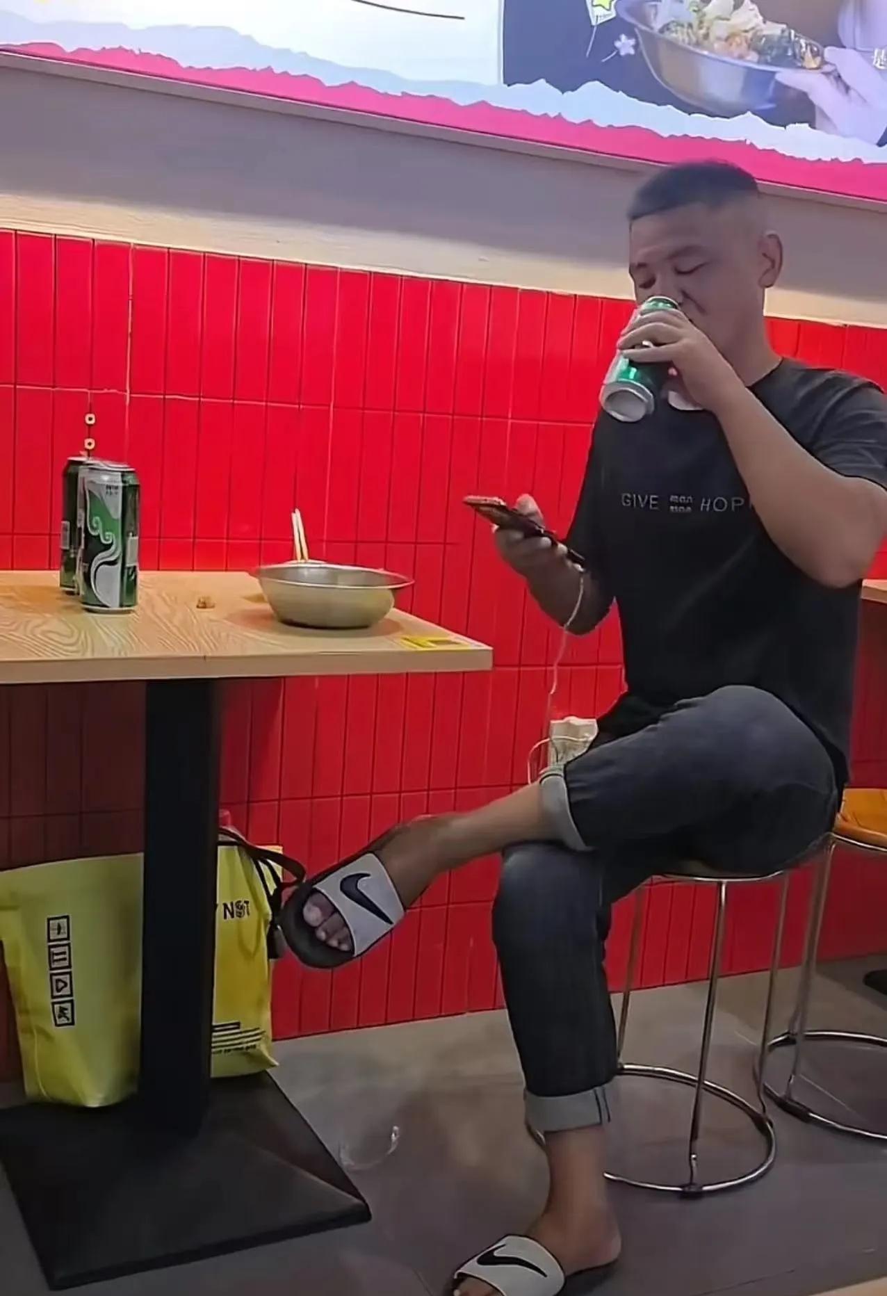 “真是丢脸丢到家了！”湖北，男子到一家餐厅用餐，他点了一碗螺蛳粉和猪蹄，还叫了几