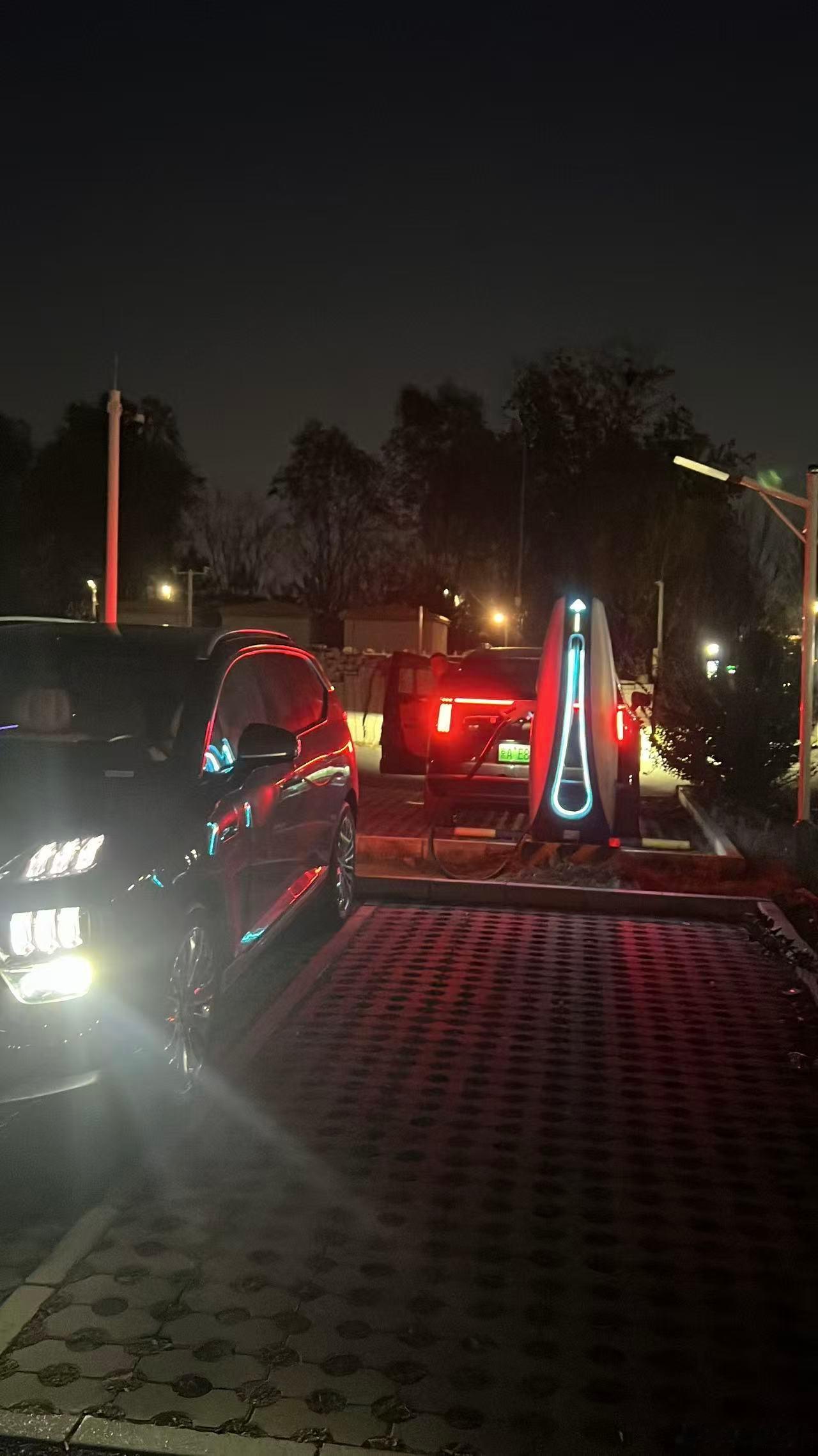 开昊铂HL来充电，好巧不巧，遇到车友了，聊了一会，他对这车还挺满意的，在观望的朋