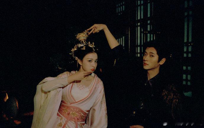 王楚然丞磊吻戏是现挂的鱼蛋cp花絮真的好甜，吻戏临时加都这么有氛围感，澹总表面淡