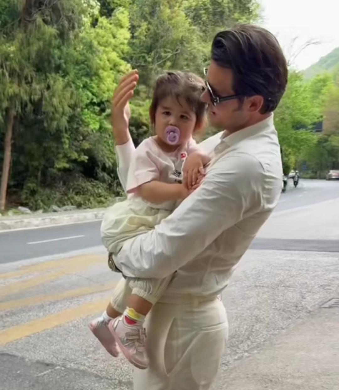 阿迪：我再也不会离开小凯莉了，小凯莉只有在爸爸的怀抱里才能感觉到温暖和安全，她太