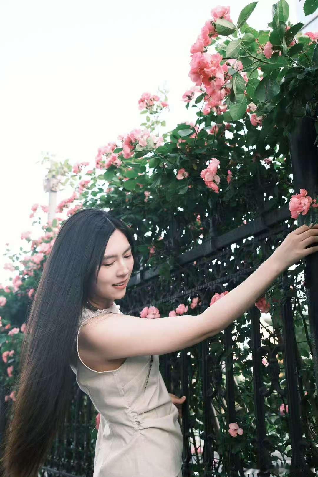 唐香玉和杨笠 “因为淋过雨所以撑伞”，杨笠对唐香玉的温柔太戳人！女性脱口秀演员的