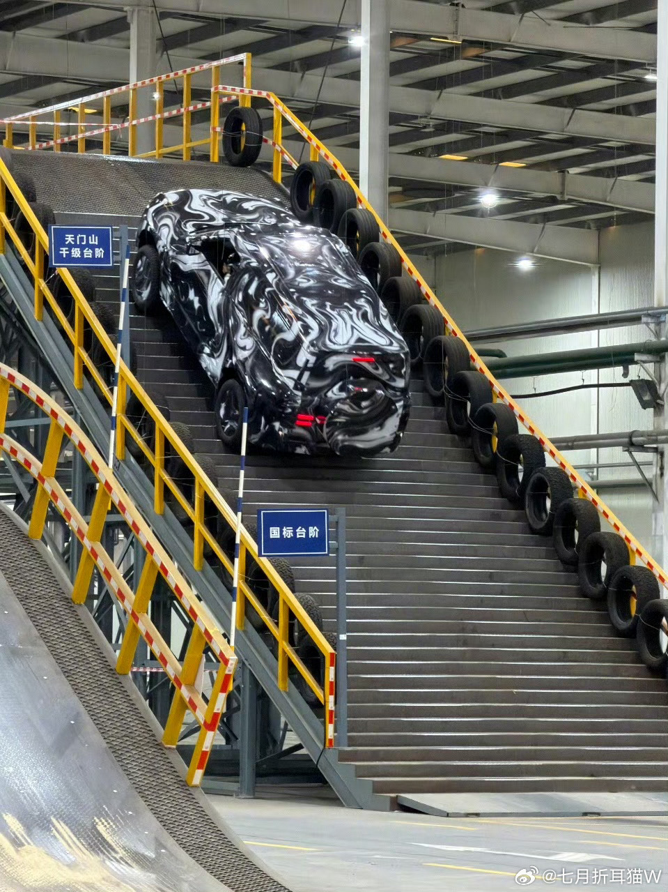 比亚迪把天门山天梯搬进了厂房看来比亚迪也想挑战爬天梯，估计之前看到友商失败后的风