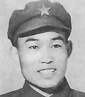 1939年5月，山西万荣，一个地主家的儿子挑着碗里的肥肉片子，一边吃，一边对家里