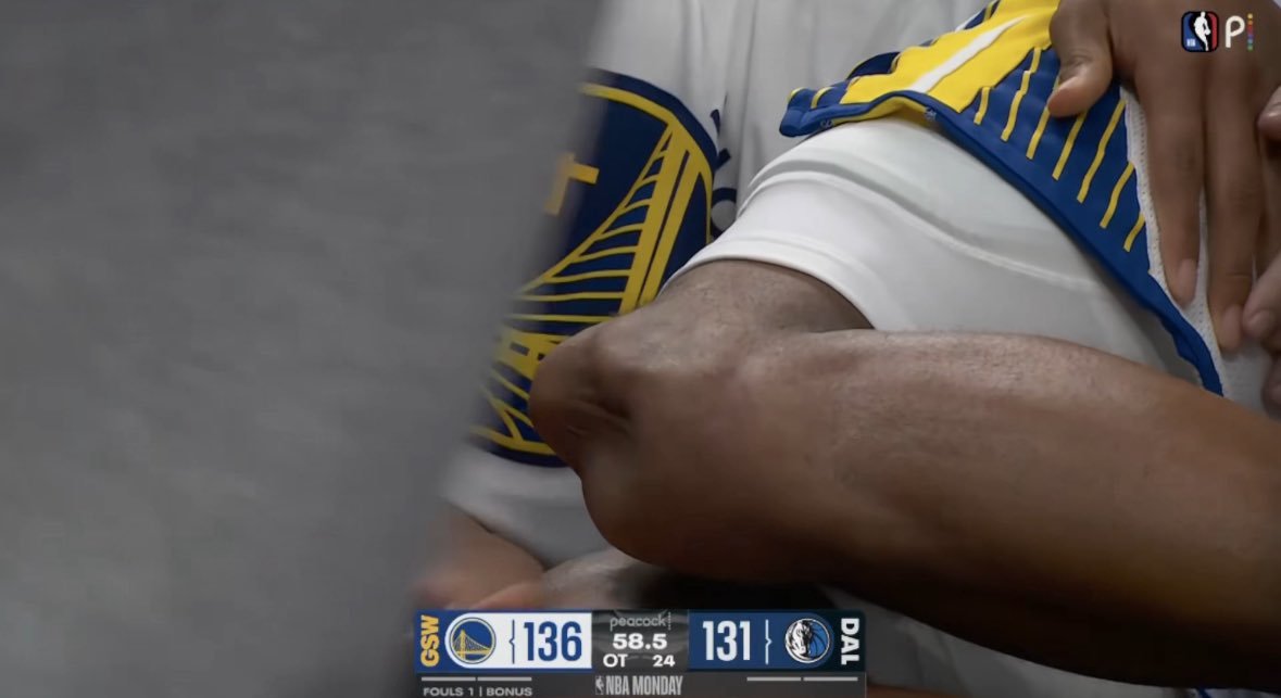 太吓人了………勇穆迪在加时赛准备快攻扣篮时，左膝非接触性受伤倒地。需要搀扶才能离