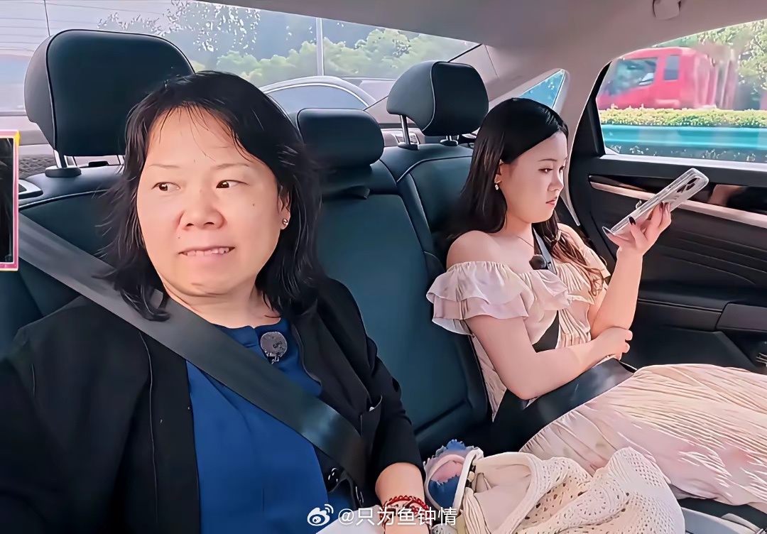 这个世界上真的不存在免费的午餐呢，张家齐妈妈花女儿的钱，可是也需要忍受女儿的瞧不