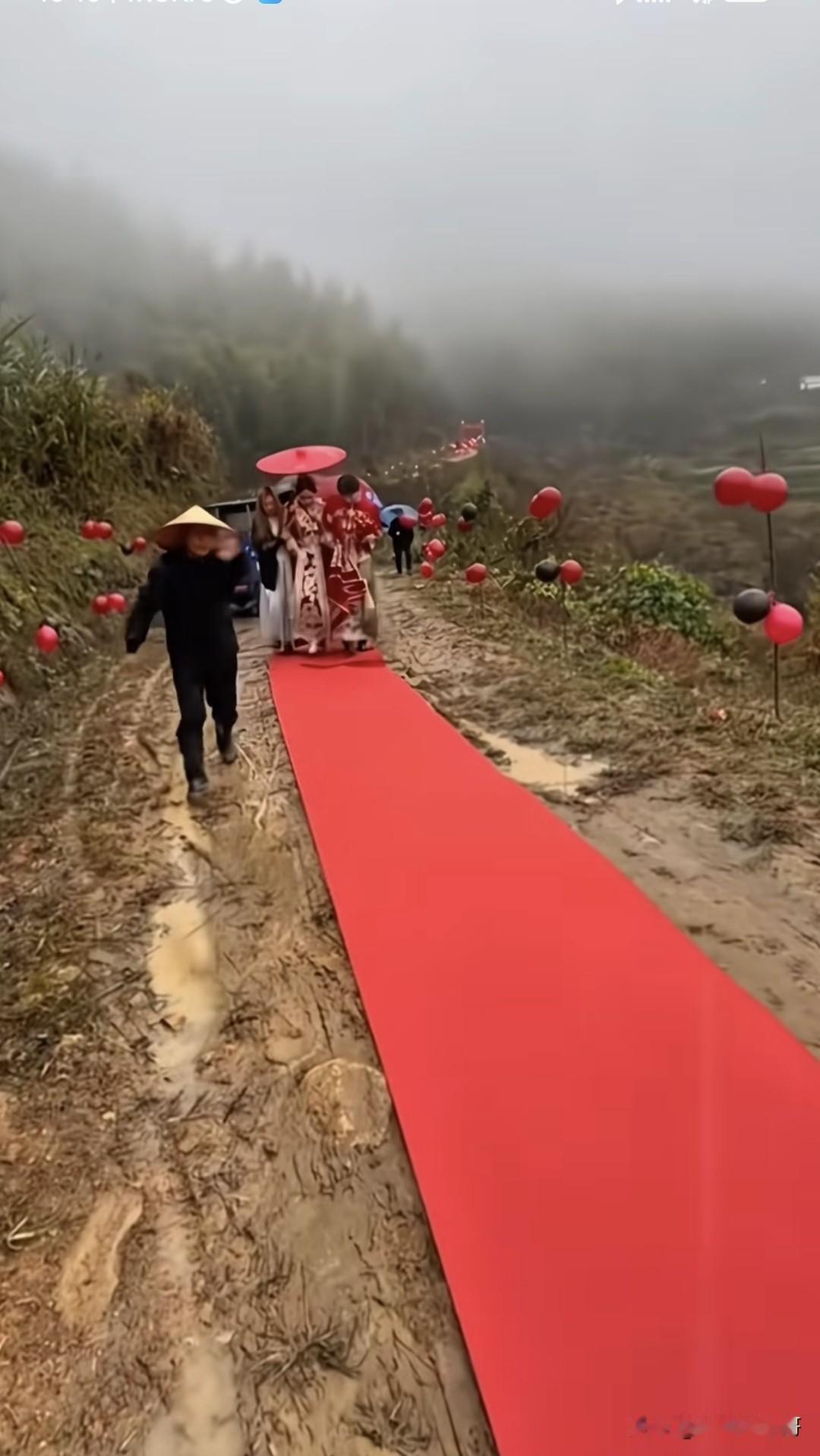 关于这种结婚场面对应的文案我看到过两个，一个是“走进大山只需要头脑发热，孩子们想