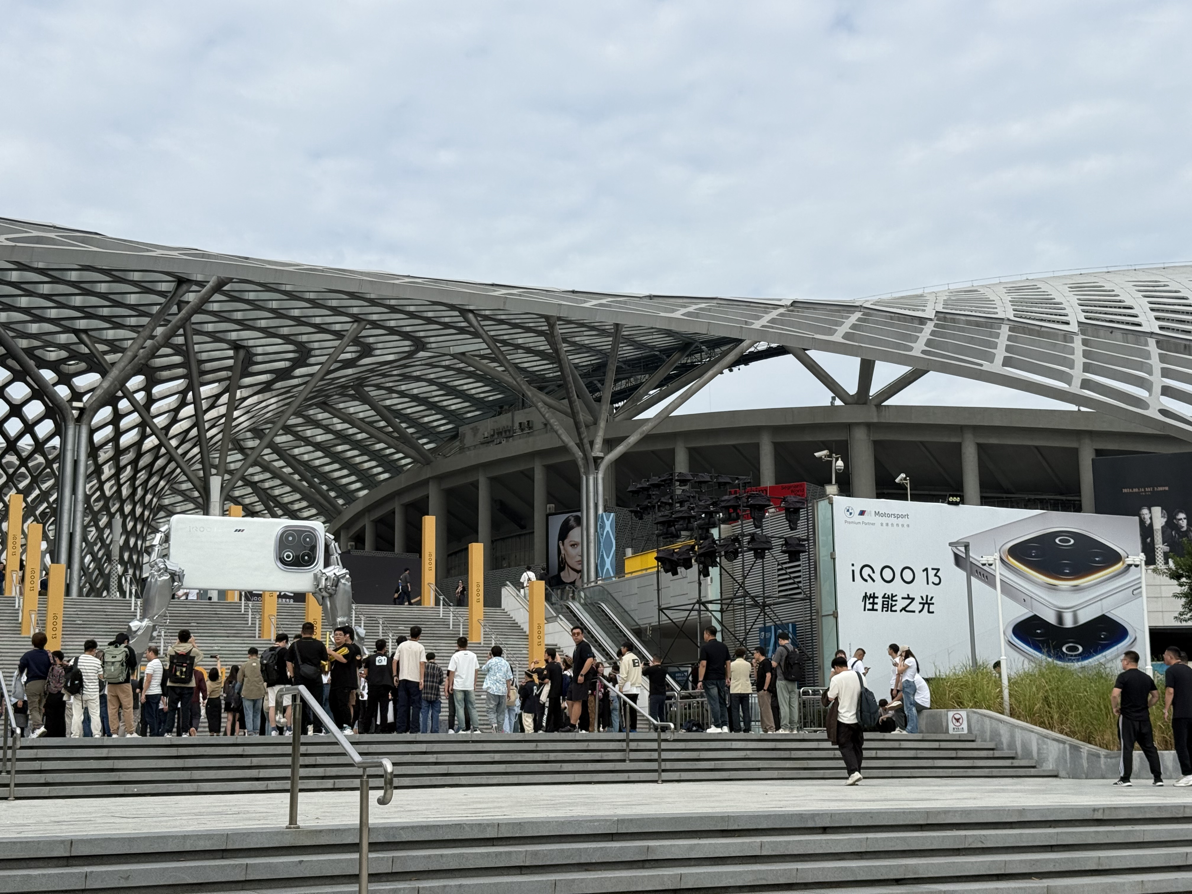 到iQOO 13系列发布会现场了，又一台骁龙8至尊版手机即将上市，真羡慕你们，又