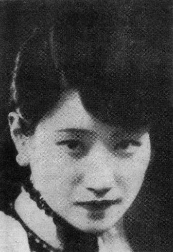 1946年，43岁的陆小曼应赵清阁之约，写了小说《皇家饭店》，由晨光出版公司编入