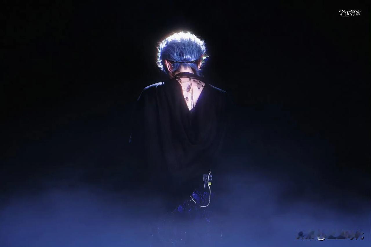 我一直觉得在暗处蓄力的时间，应当长于在明处发光的时间。
新专辑还剩下两首歌等待发