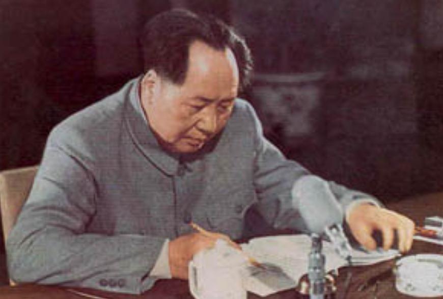 毛主席这话太透彻了！哪怕美国手里的原子弹威力再惊人，真扔到中国，把地球打穿甚至毁