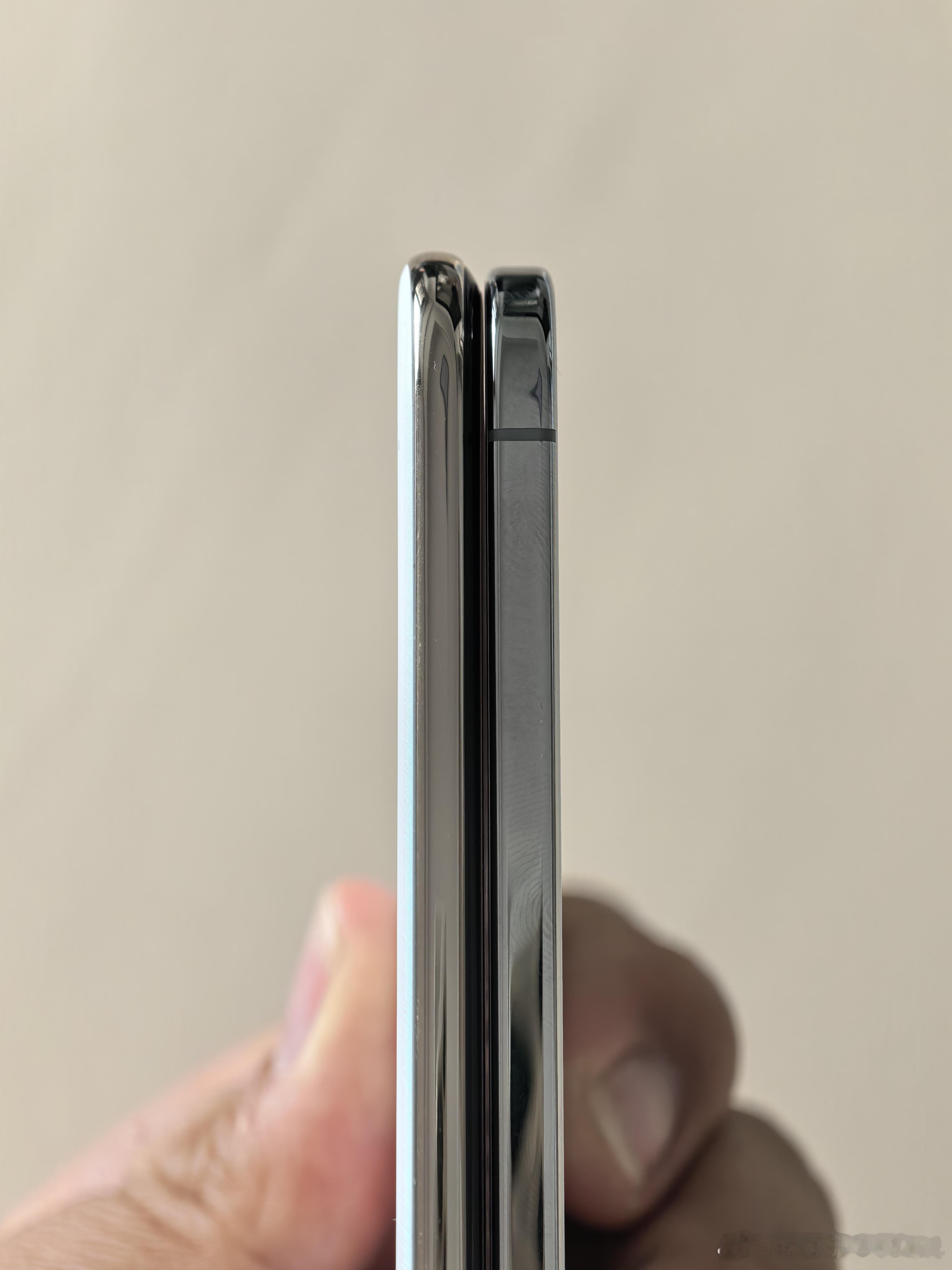 问个问题，从视觉观感上来看，你们觉得谁更薄