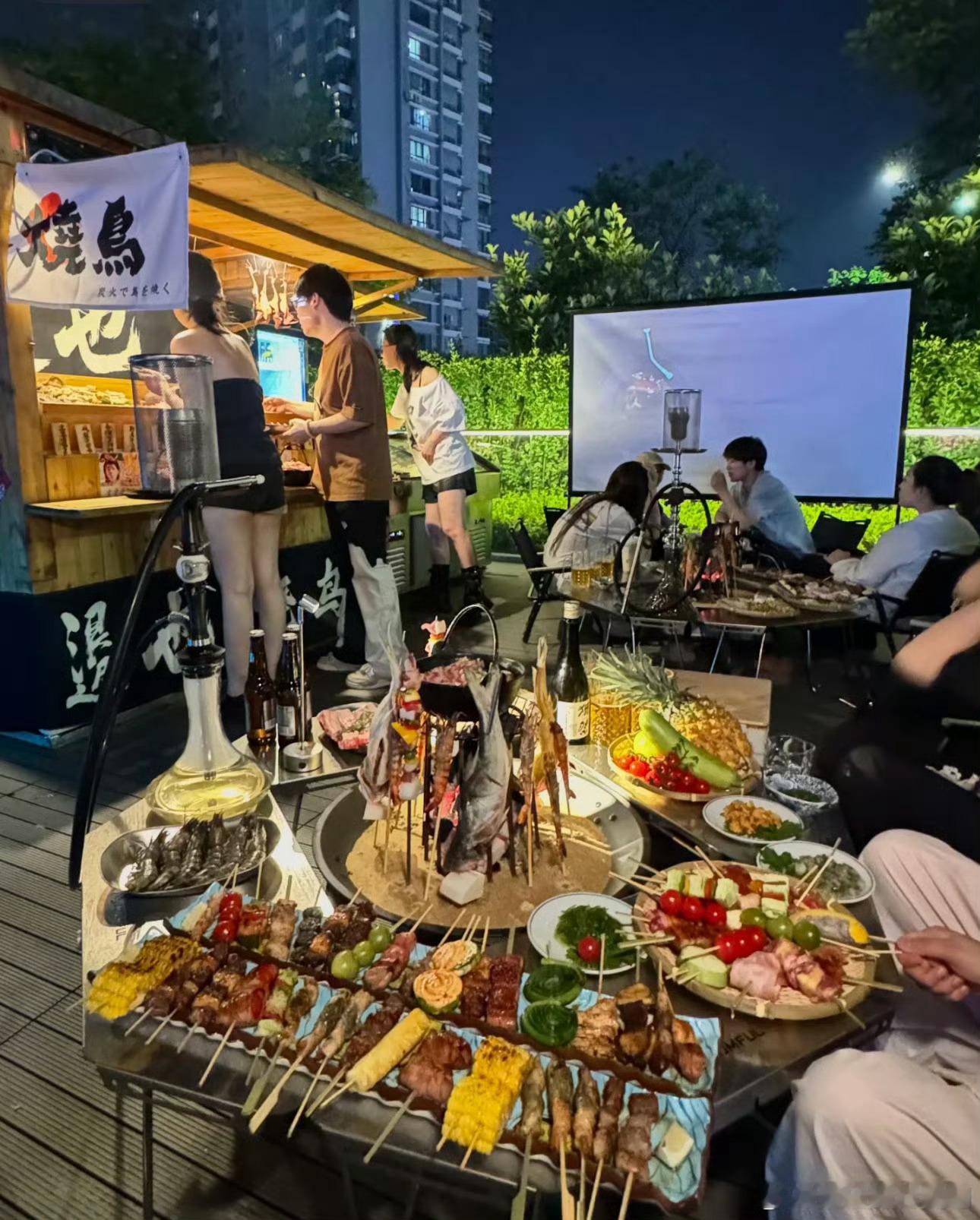 下班后太需要一顿夜宵犒劳自己了 兵荒马乱的工作结束，炒粉裹着酱油色诱人，冰啤酒开