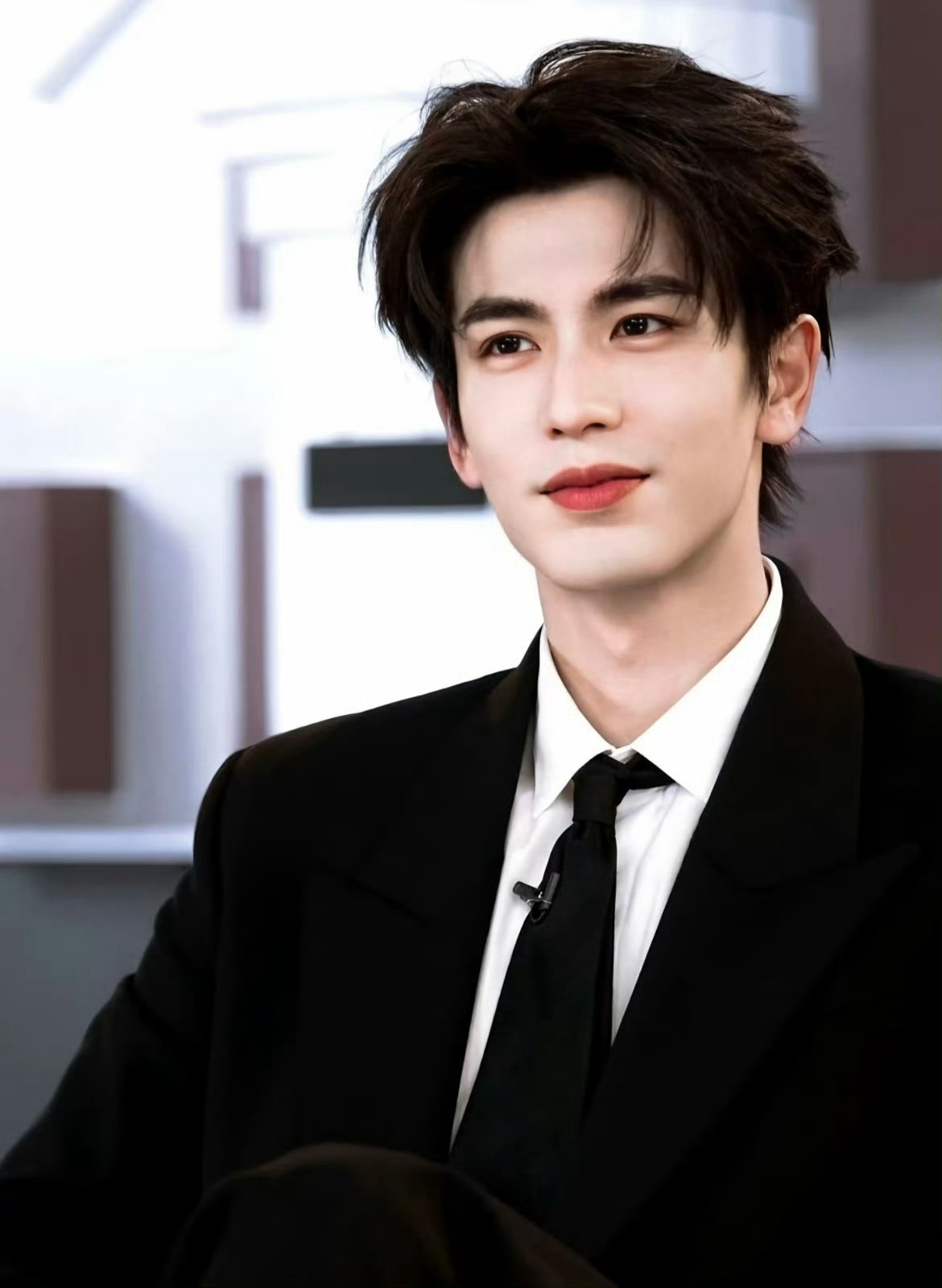 张凌赫登的不是法国三大，只是地方性报纸，吹的时候，了解清楚好吗？ 不过现在年轻人