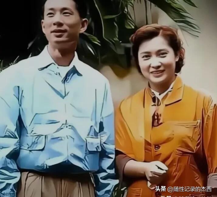 能认出这两位表演艺术家的，你的年龄至少在五六十岁以上了的吧。帅哥是出演《南征北战