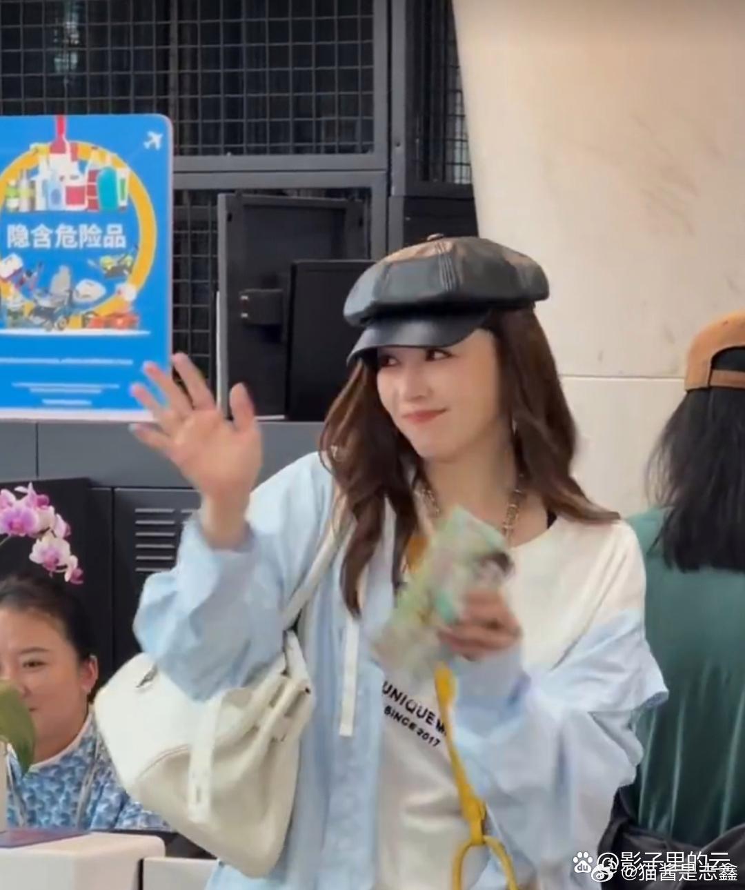 刚结束《乘风2026》总决赛，没成团的遗憾还没消化，结果在机场收到粉丝亲手做的乘