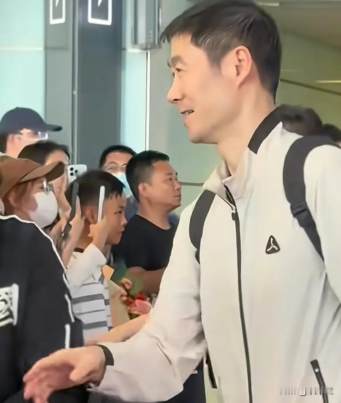 孙颖莎回国造型好酷！
国乒终于结束了伦敦之行，安全回国，人逢喜事精神爽！
一个个
