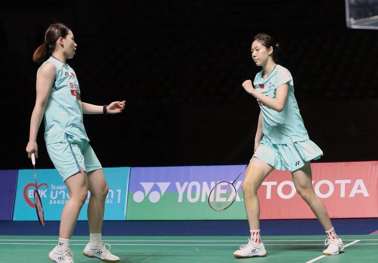 李怡婧/鲍骊婧在印尼大师赛的一轮游就换来了这周泰国大师赛打进决赛！
虽然双婧今天