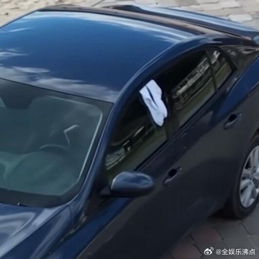 丁程鑫车窗晒袜子丁程鑫把袜子晾车窗上 丁程鑫车窗晒袜子，一路吹下去就干了，哈哈哈