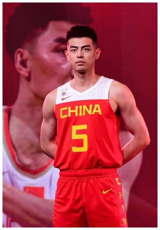 胡明轩通过昨天的发挥，展现出了比方硕更全面的能力，方硕如果投不进球，他的其他方面