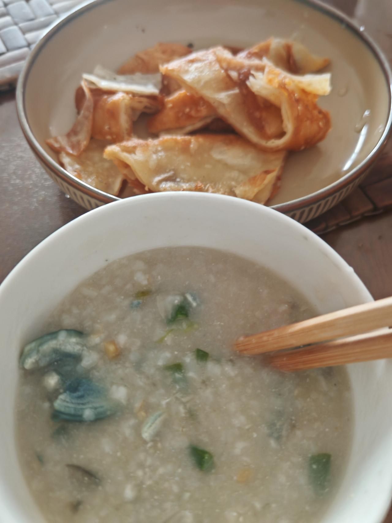 今早上解锁一个早餐新吃法，皮蛋瘦肉粥搭配酱香饼，自己早上用昨晚剩饭煮了一点皮蛋瘦