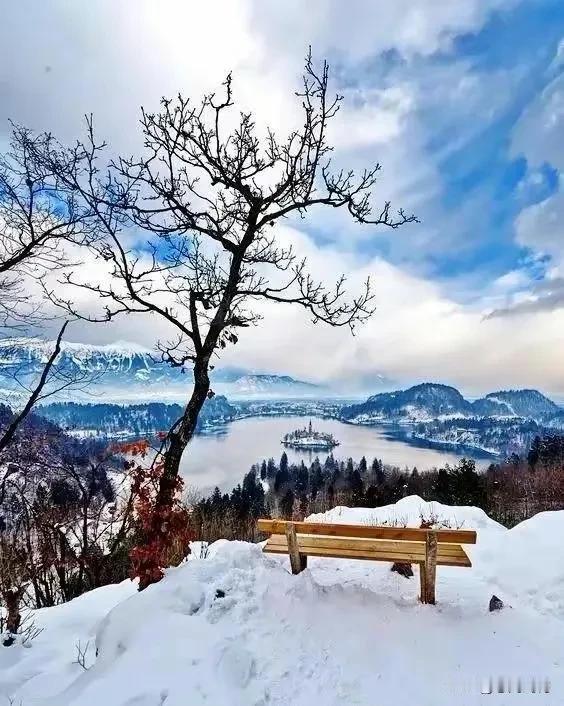 白雪皑皑，山巅雪景。宁静的时光，心态平和；安然的岁月，优雅生活