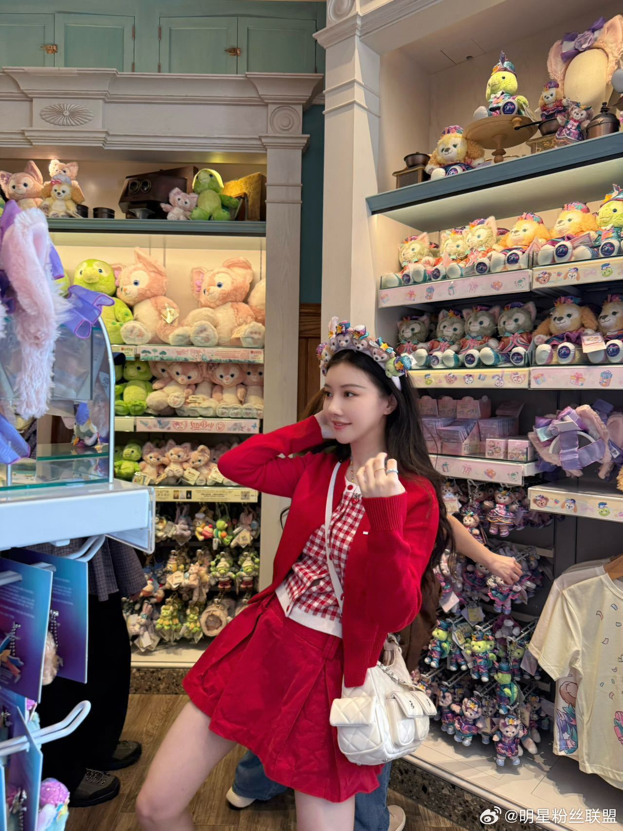 发布香港迪士尼十八宫格，甜度超标！笑容灵动又治愈～已经狠狠感染到我了！✨王鹤润香