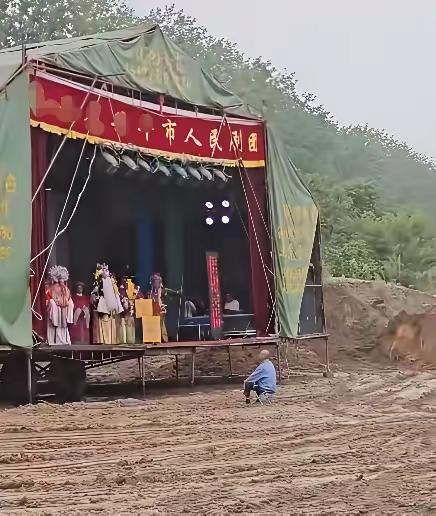 这才是真爱，刻在骨子里的文化，哪怕所有人都走光了，他依然会坚持到最后。只可惜，类